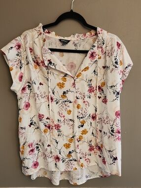 NWOT Buffalo White Floral Button-Front Short Sleeve Top